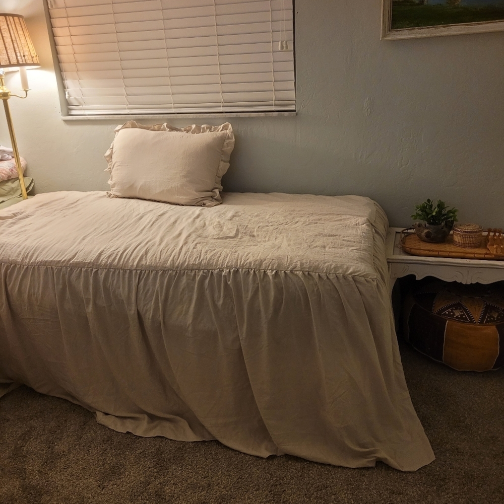 Elegant Cream Twin Bedding Coverlet With A Bedskirt Drop And Sham Set - Picture 1 of 8